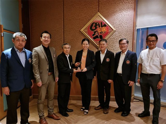 President of the Consulting Engineers Association of Thailand presented a souvenir of honor to contributing person.