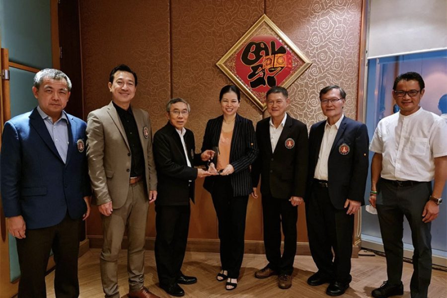 President of the Consulting Engineers Association of Thailand presented a souvenir of honor to contributing person.